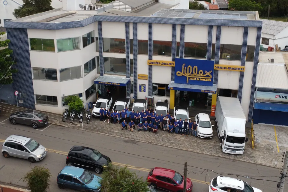 Equipe da Liflex reunida em frente à loja, vista do alto